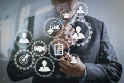 从许多候选人中选择合适的合作伙伴的商人