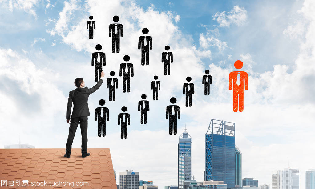 站在屋顶上的绘图商人 人力资源视野的独特启示